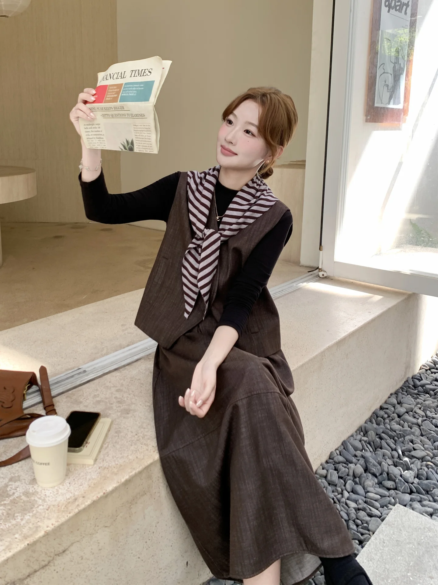 70代のファッションで「かっこいい」を実現するには？ヴィンテージ風ショール付きスーツベストがおすすめ
