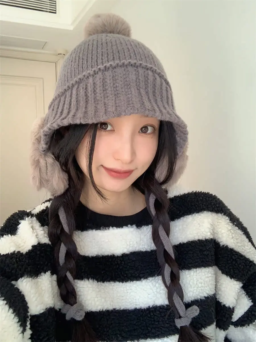 毛球付きニット耳当て帽子：冬用で保温性と可愛さを両立する女性向けデザイン