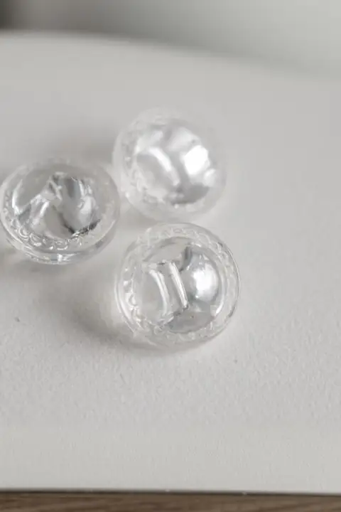 ドイツ製ビンテージスタイルの円形透明クリスタルガラスボタン【花模様・極小サイズ】