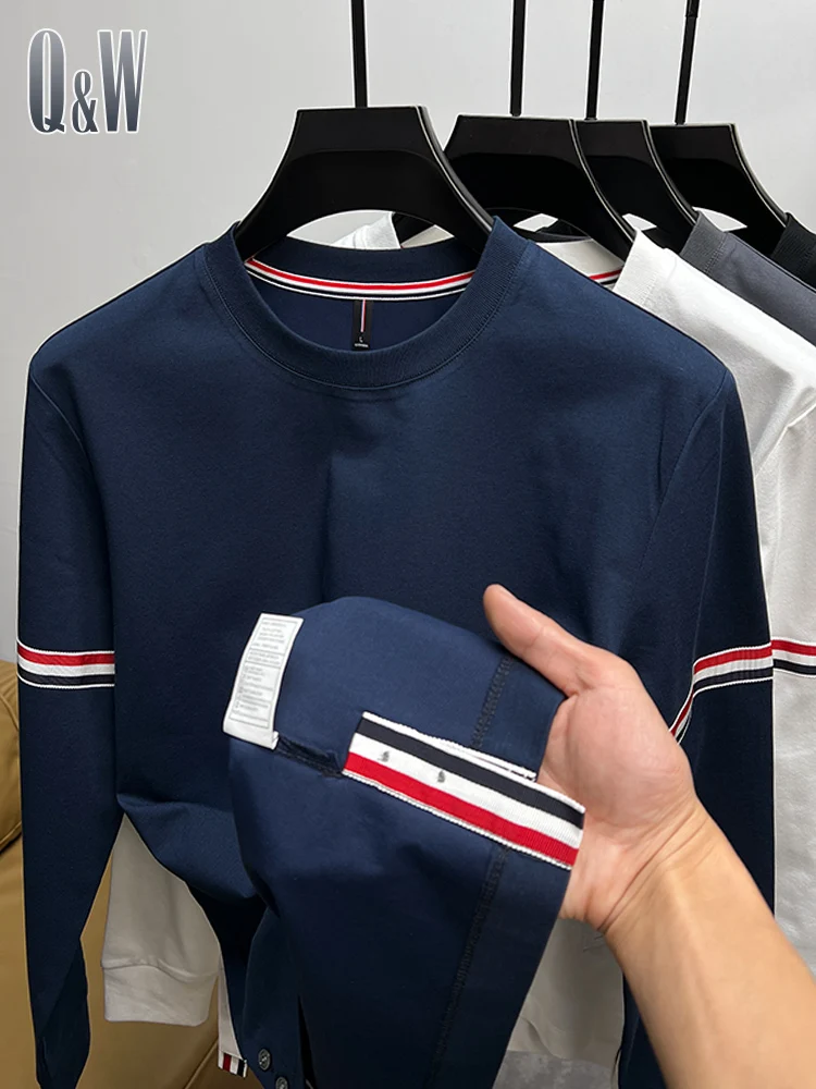 長めのTシャツをどう選ぶ？Q＆Wの長袖Tシャツが解決する、通勤と日常の悩み