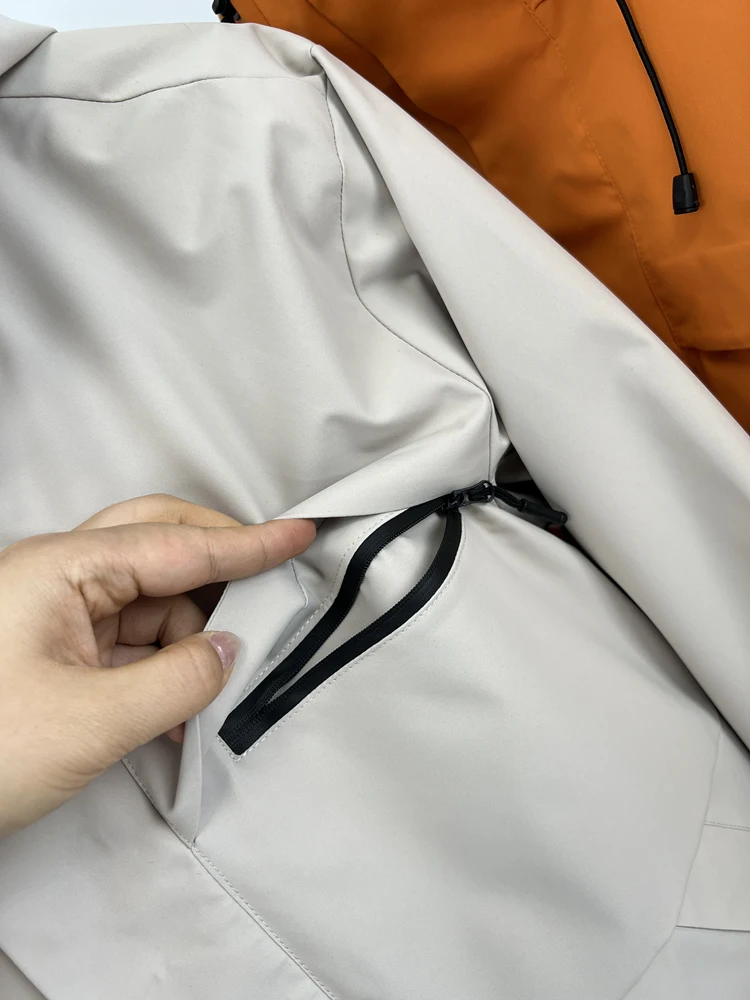 all weather parka とダウンジャケットの違いは？本当に雨の日にも着れるのか？
