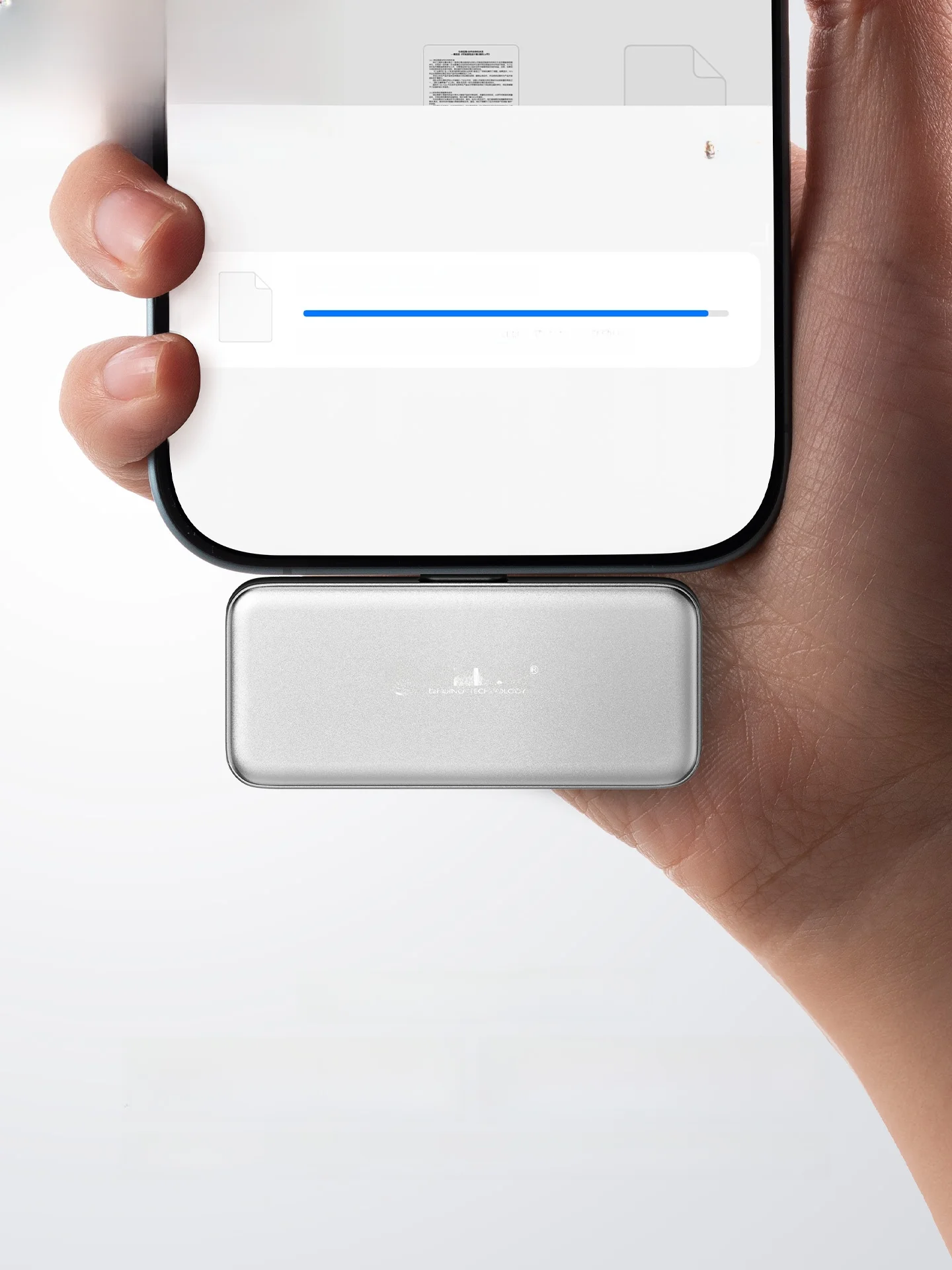 iPhone15に外部ストレージを挿入できるか？Orico S15が実現する磁気吸着型外付けストレージの仕様と実用性