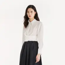 デザイン性の高い白シャツ【春秋用・腰丈】