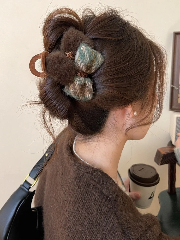 ショートカット ヘアバンド とは？厳選4選で、日常のスタイルをぐっと引き上げる