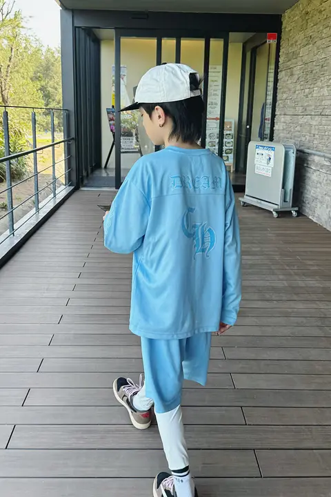 速乾性の子供用スポーツTシャツとパンツ【ブルー・レイヤードデザイン・ストレッチ素材】（セットアップ対応）