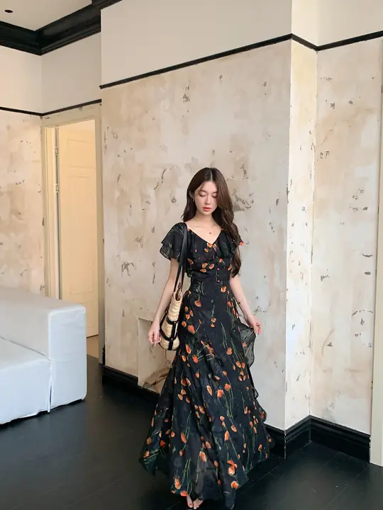 大きいサイズの夏用フレンチスタイルVネック花柄ドレス【ウエストシェイプ・シフォン・スリーブレス・ロング丈】