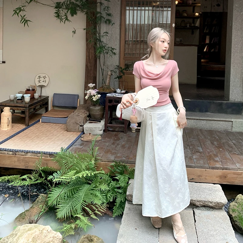ブラウスの選び方｜通勤で心を癒す微揺れネックTシャツの完全ガイド
