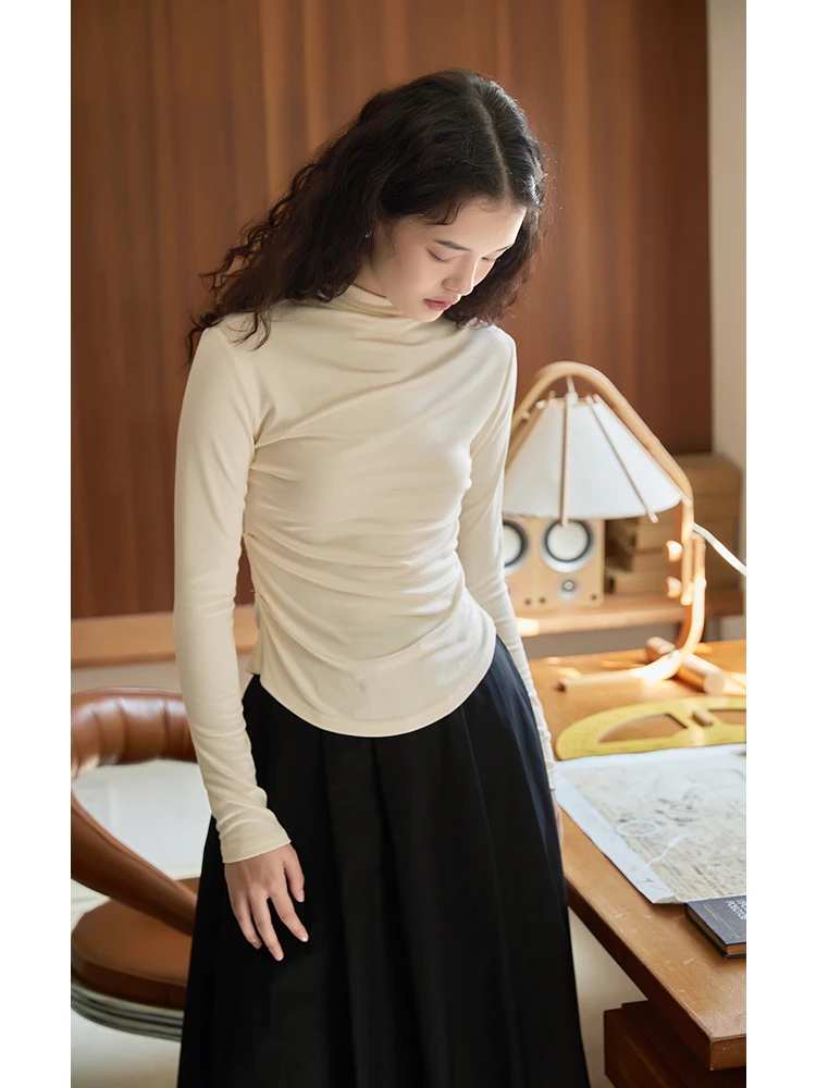 大人可愛い服 40代コーデの完全ガイド｜ハイネックタイトTシャツで自然な存在感を演出