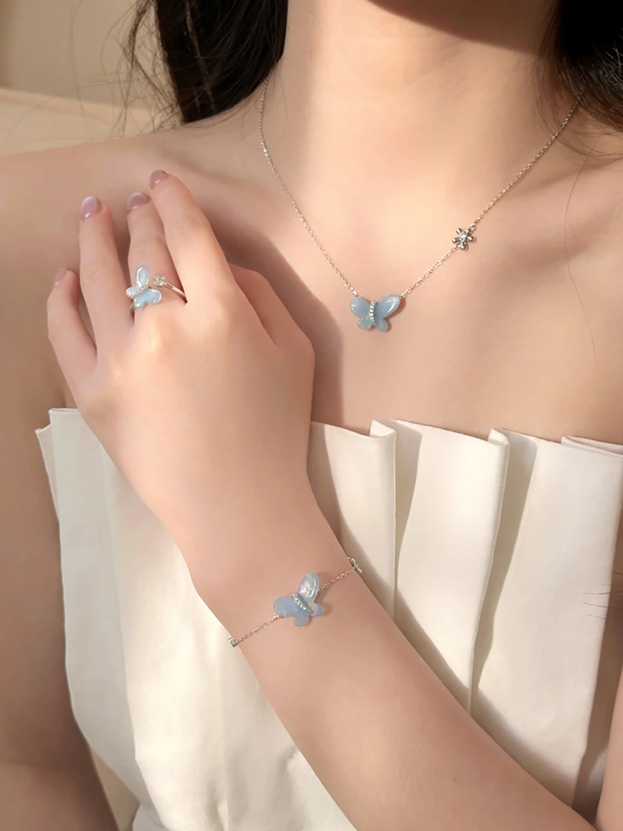 高級感のあるブルー樹脂製バタフライブレスレット：夏用女性向けエレガントアクセサリーの実用性と価格分析
