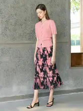 ピンクのニットトップスとミディスカート【女性用・エレガントな雰囲気・春夏向け】（セットアップ対応）