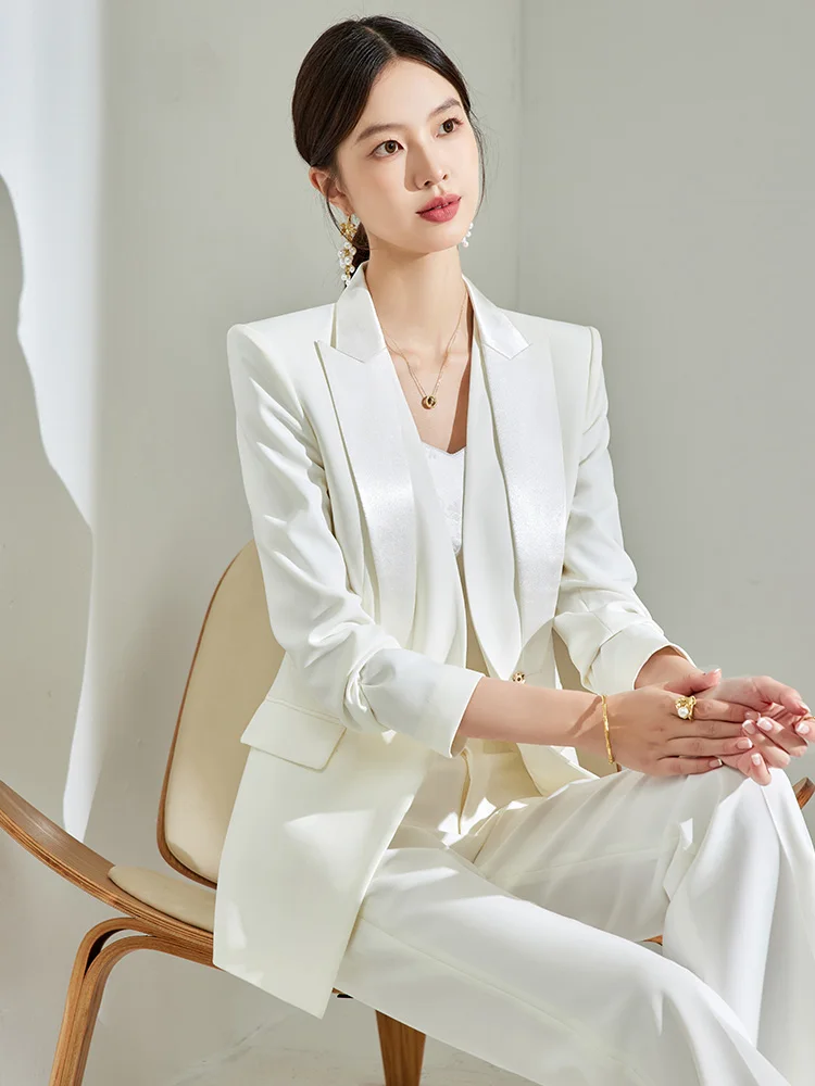50代の女性が春に着るビジネスカジュアル、どう選ぶ？
