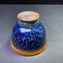 手作りの金糸模様が美しいブルー孔雀の茶杯【鉄胎陶器・高級天目・品茶用】（セットアップ対応）