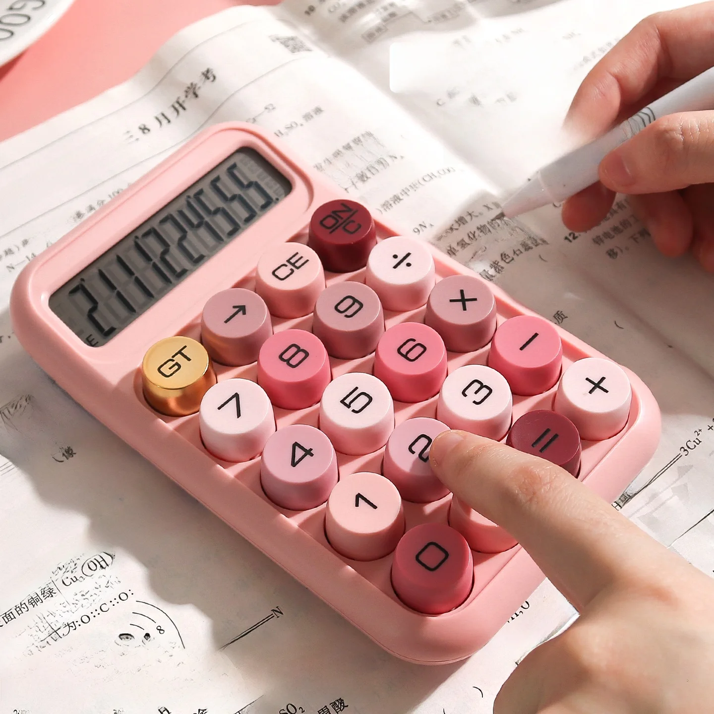 IP電卓を選ぶべきタイミングは？レトロな口紅色計算機がもたらす、日常の小さな幸せとは