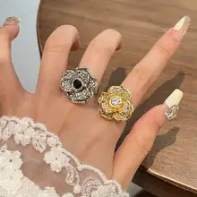 華やかな花デザインの指輪【オープンリング・クリスタル装飾・上品】