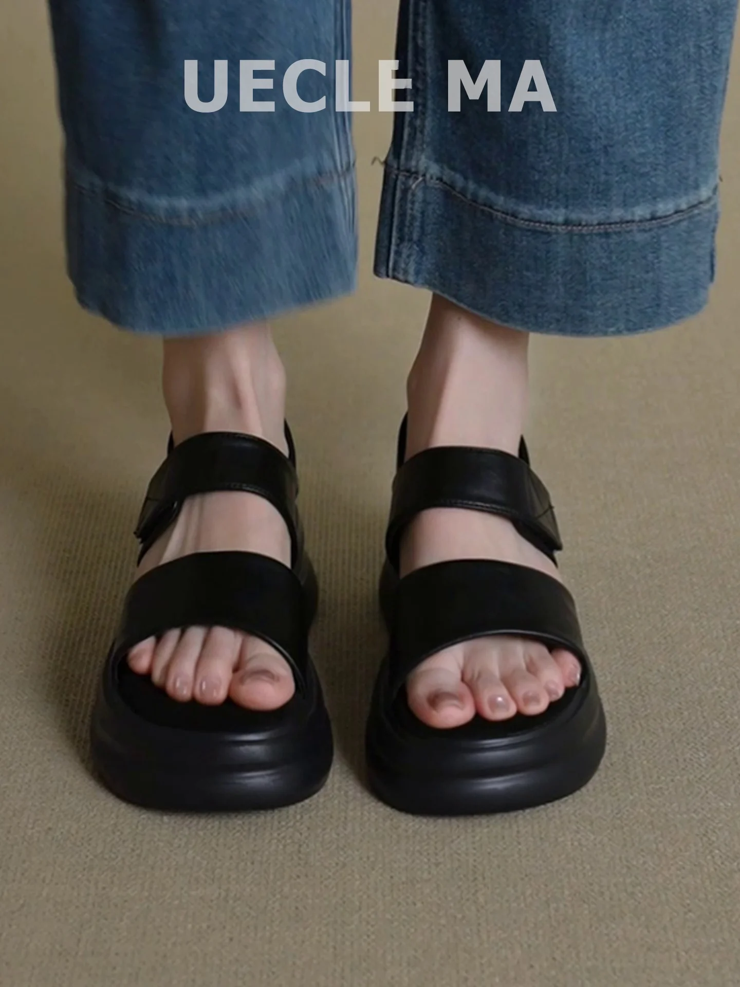 羊皮製の厚底サンダル：女性向けカジュアルスタイルの通気性と足への負担軽減
