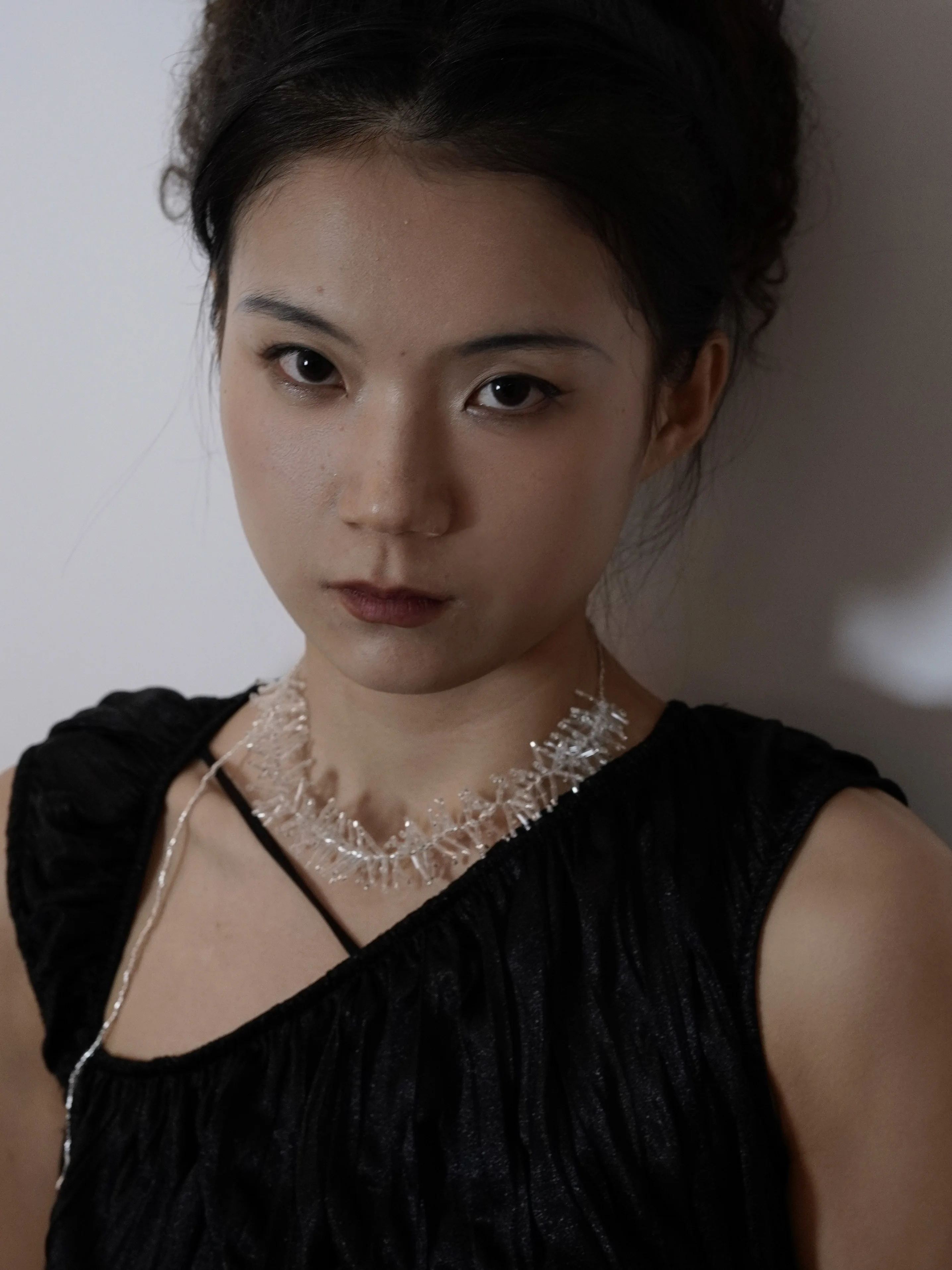 大粒貝殻デザインのフェザーネックレス：クラシックスタイルの華やかさと実用性を解説