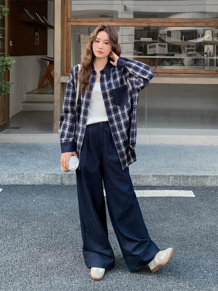 30代の春にぴったりなファッションは、チェック柄のデニムシャツとワイドパンツで決める？