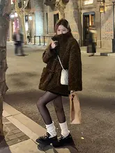 冬のレトロホーンボタンココアカラーの羊毛コート【ゆったりデザイン・エコファー・暖かい】