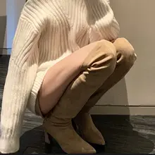 尖ったトウのサテン仕上げのひだ入りロングブーツ【厚底・膝上丈・ライダーブーツ】