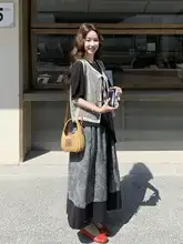 黒の透かし彫りベストとイレギュラーなカジュアルTシャツ