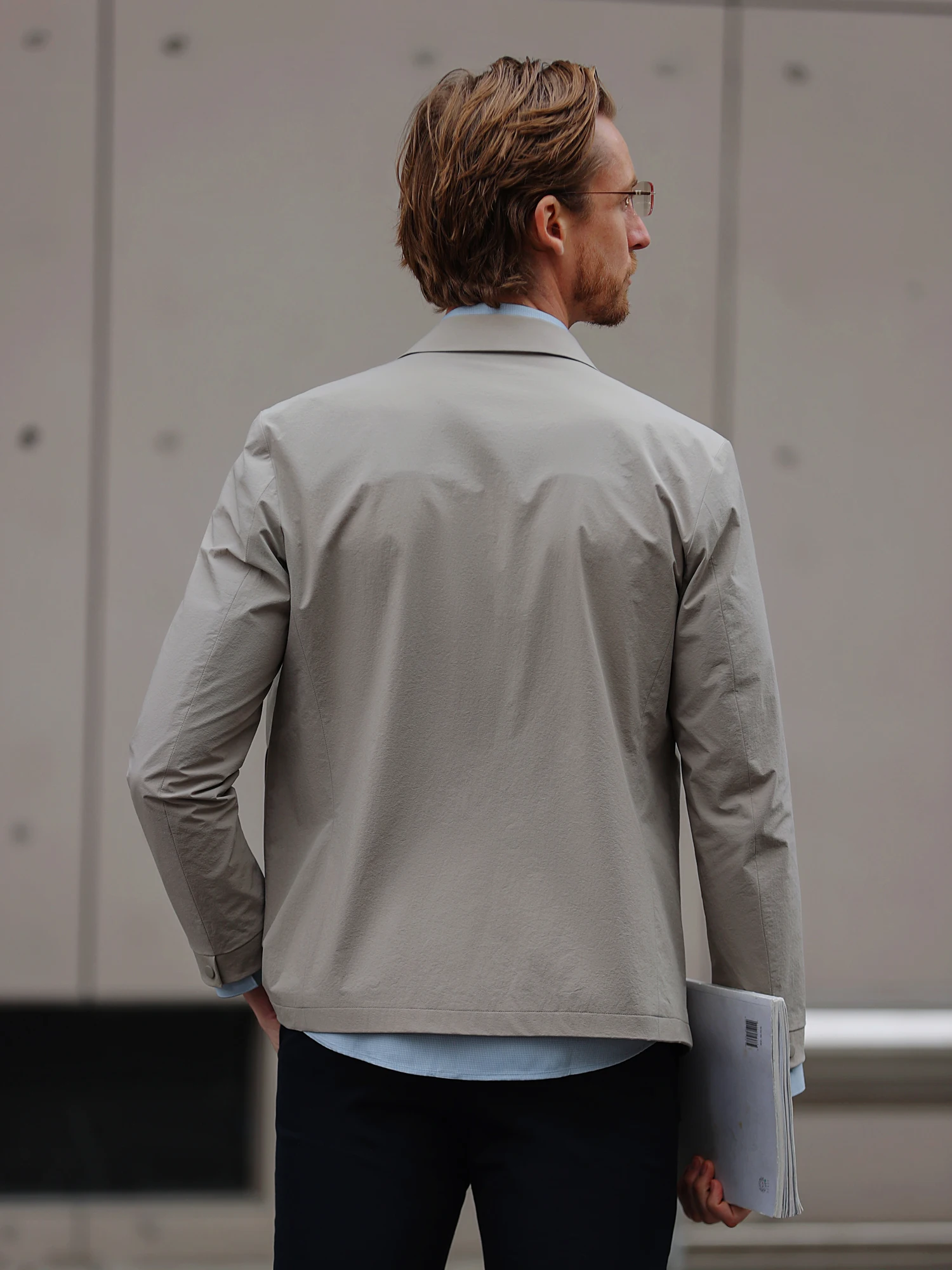 20代後半の男性が「通勤着」で悩むのは、本当に服の選び方なのか？