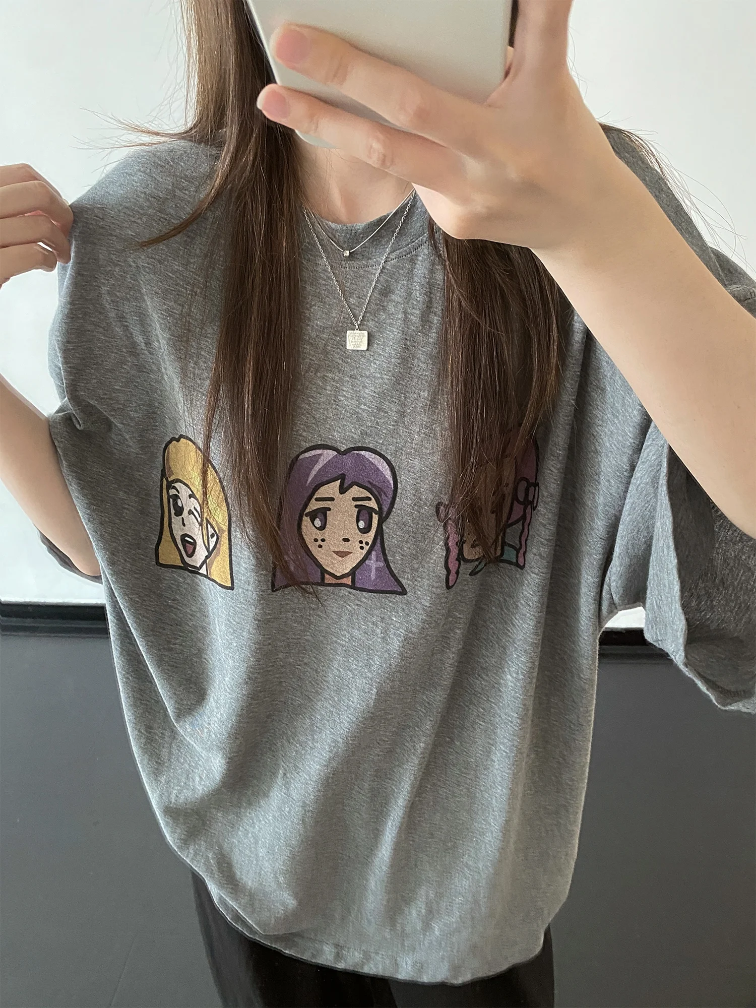 30代女性向けイラストのスタイルに合うカジュアルTシャツ：漫画デザインのゆったりとした夏用T