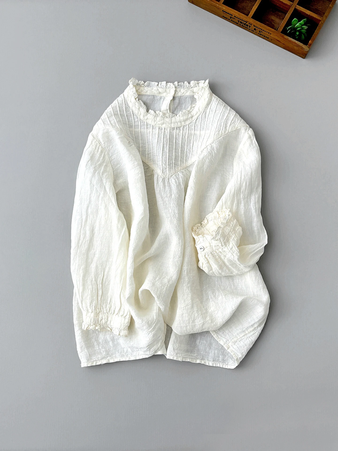 感のある女性用麻シャツ【フリル付き・九分袖・ゆったりデザイン】 大人可愛い服 50代コーデの代表アイテム