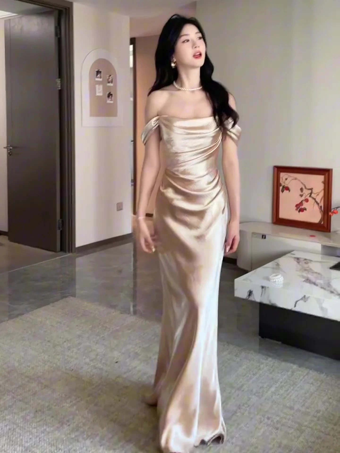 結婚式 ゲスト ワンピース どう選ぶ？香槟色の新婦敬酒服が意外に人気な理由とは