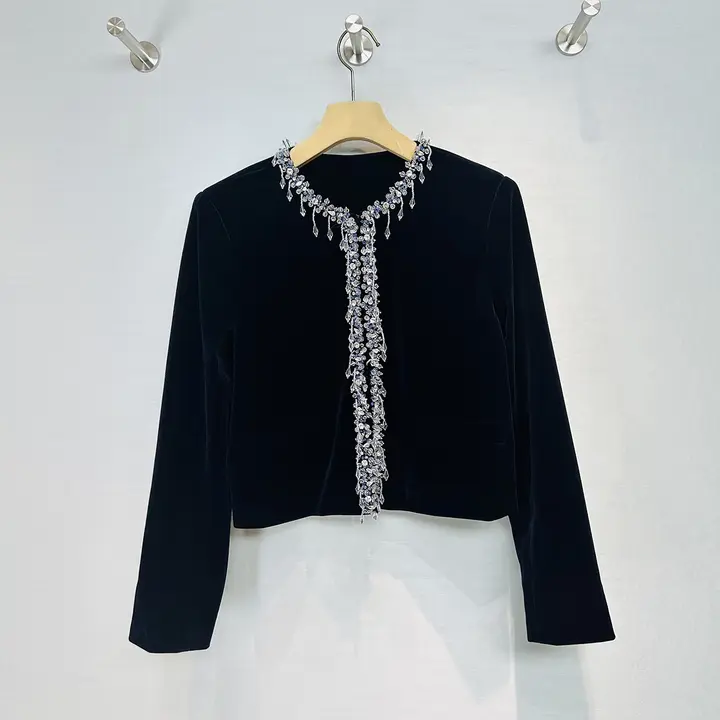 シルクベルベットビジュー装飾の短いジャケットとフィットしたプリーツスカート【秋用・セットアップ対応】