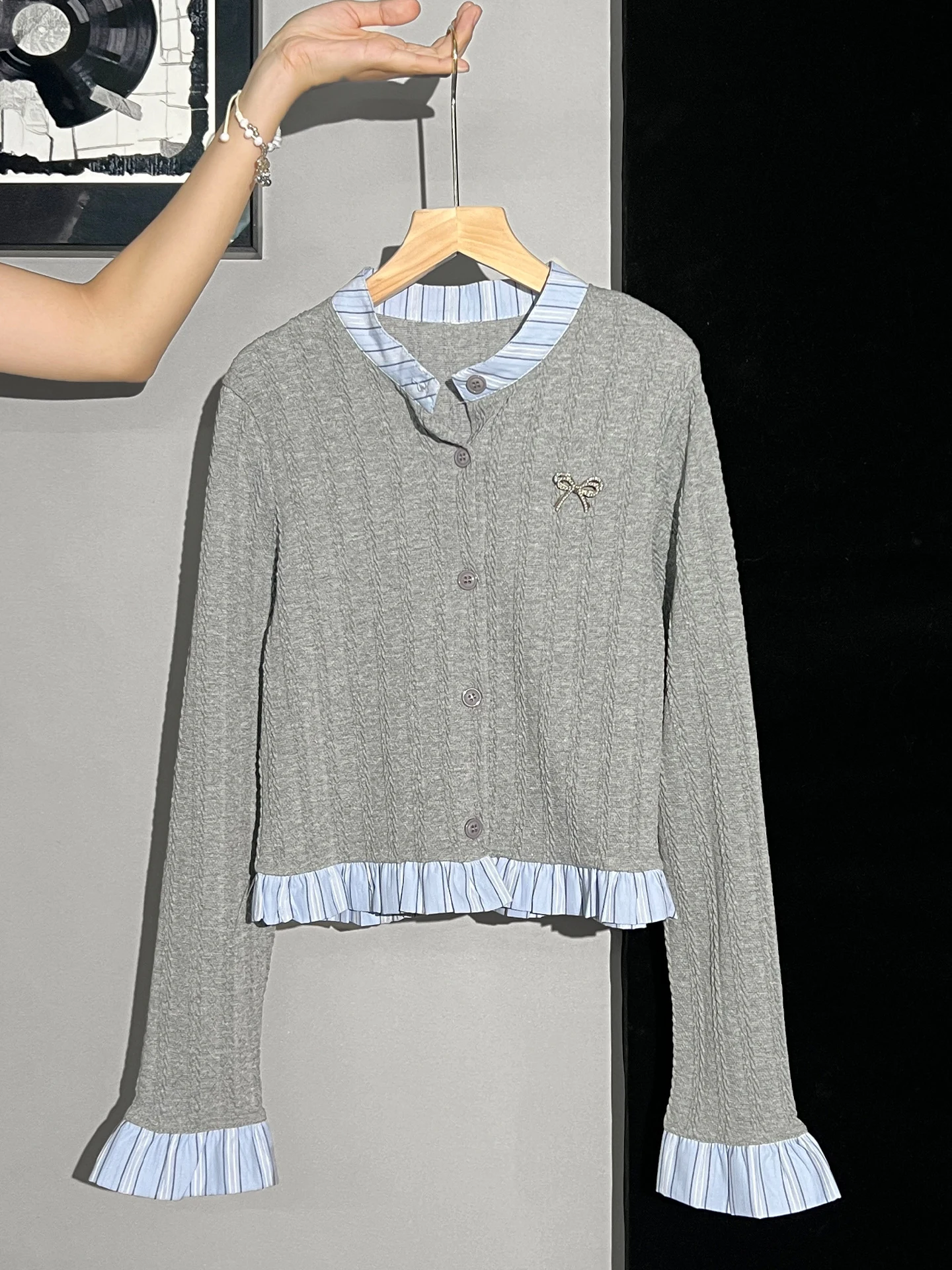 長袖Tシャツとリボン刺繍カーディガンの重ね着風ジャケット：通勤風のスリムフィットスタイル