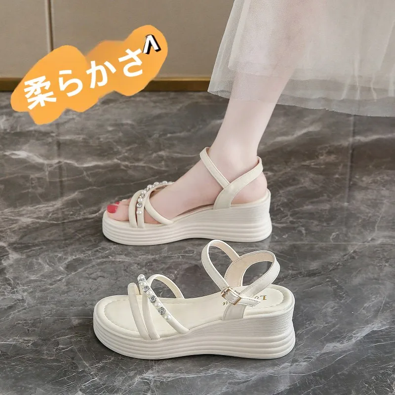 厚底サンダルを「ダサい」と感じる理由は？実は、それこそがファッションの新しい入り口です