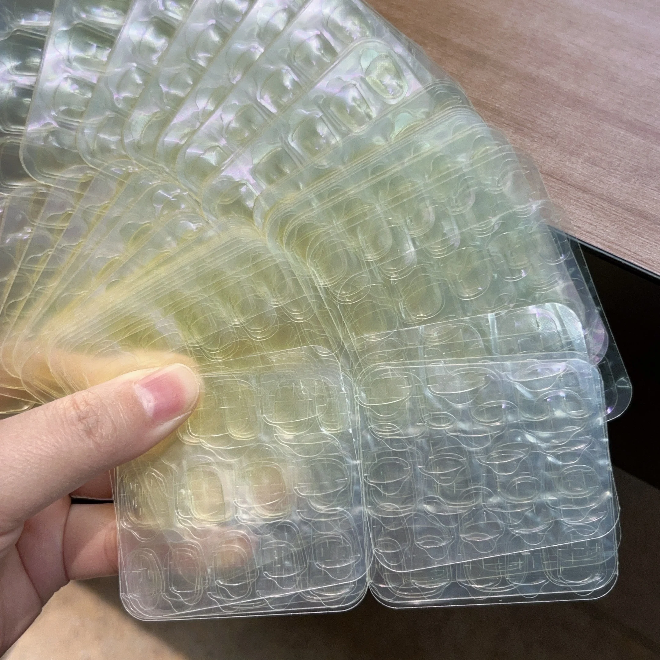 爪ひび割れに悩むあなたに、今すぐ使える「強力粘着ジェルシール」は？