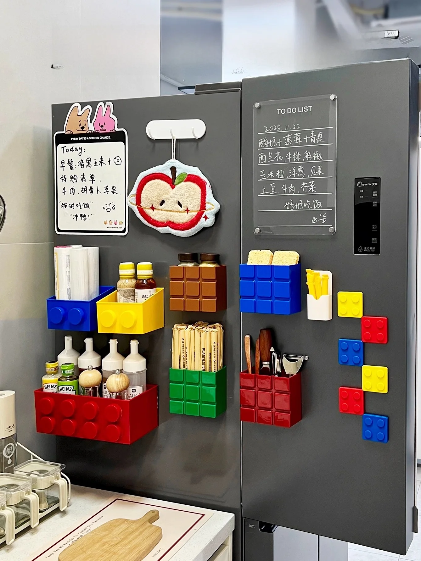 冷蔵庫上部のデッドスペースを活かすには？マグネット収納ボックスが本当に効果的なのか？