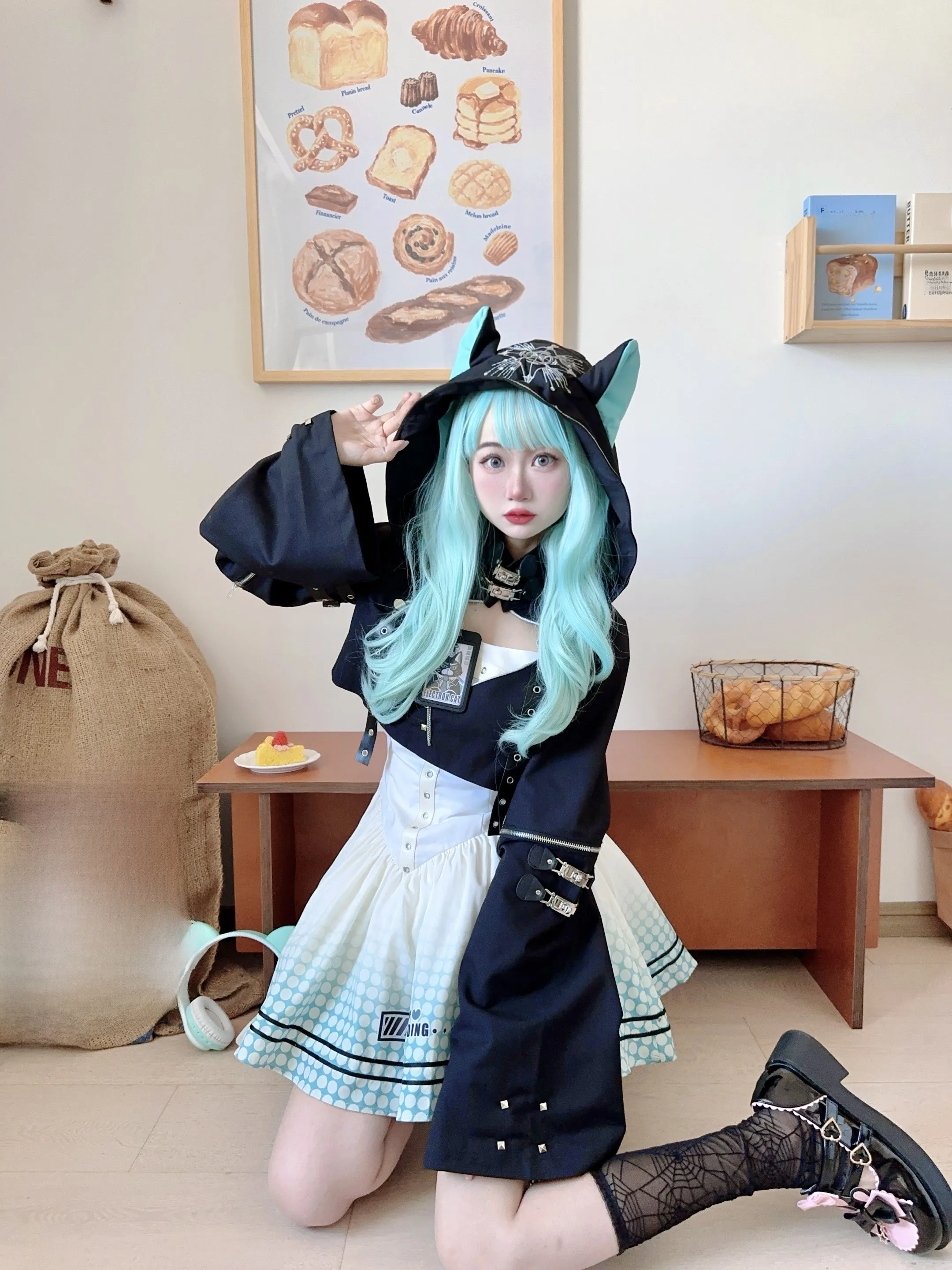 ストリート女の子が選ぶ、暗黒未来のパーカーとは？