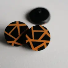 光沢のあるオレンジ色のネット模様ボタン【黒樹脂製・ドイツ製・20mm】