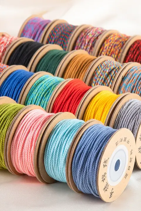 手作りのコットンロープネックレス【黄金の装飾・タッセル付き・編み込みデザイン】