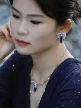 ブルーバタフライデザインの手描き陶器925シルバーイヤリング【レトロ花柄・小ぶり】