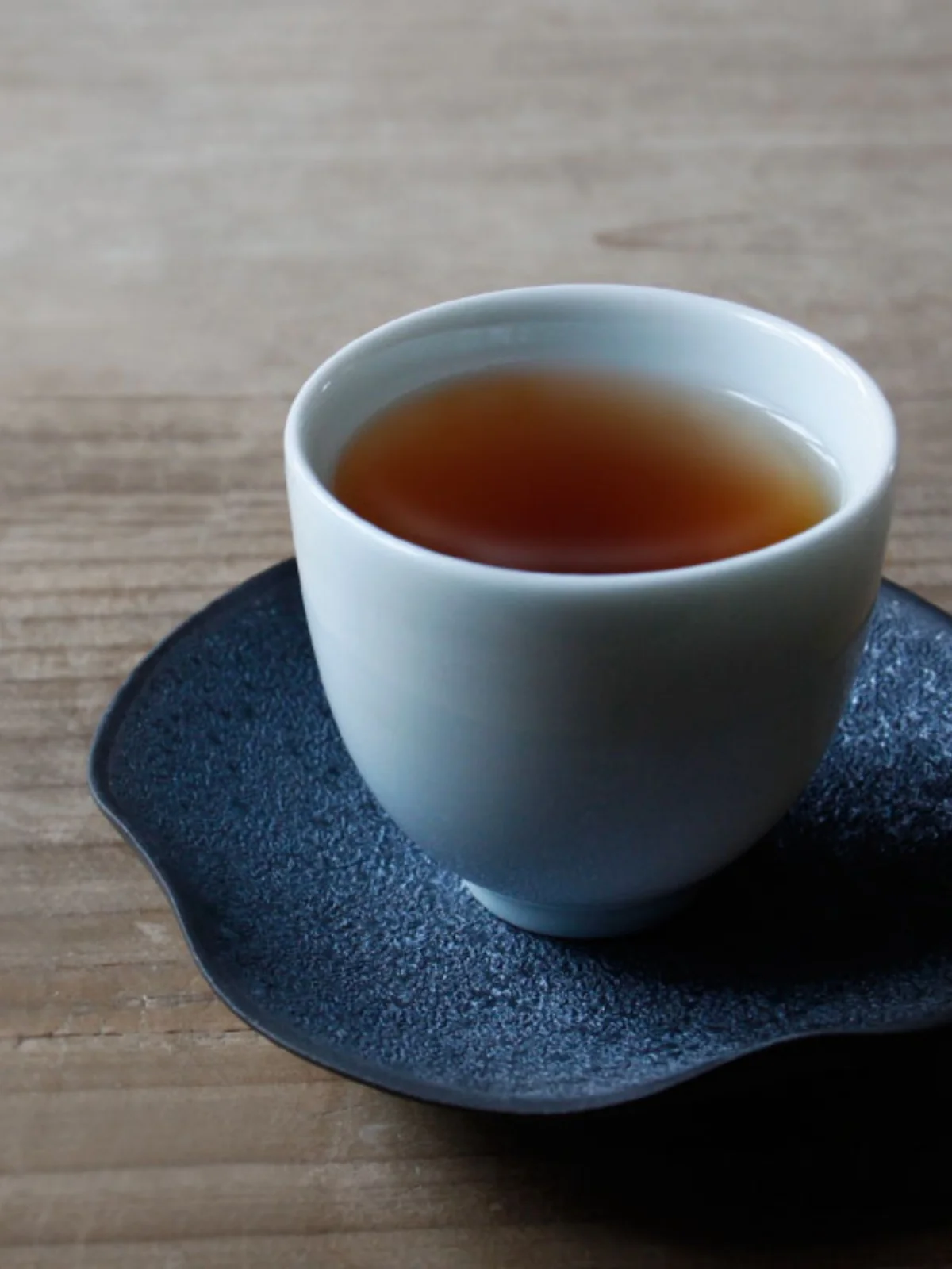 手作り粗陶の茶托：禅スタイルで功夫茶具に最適な黒色陶器小皿