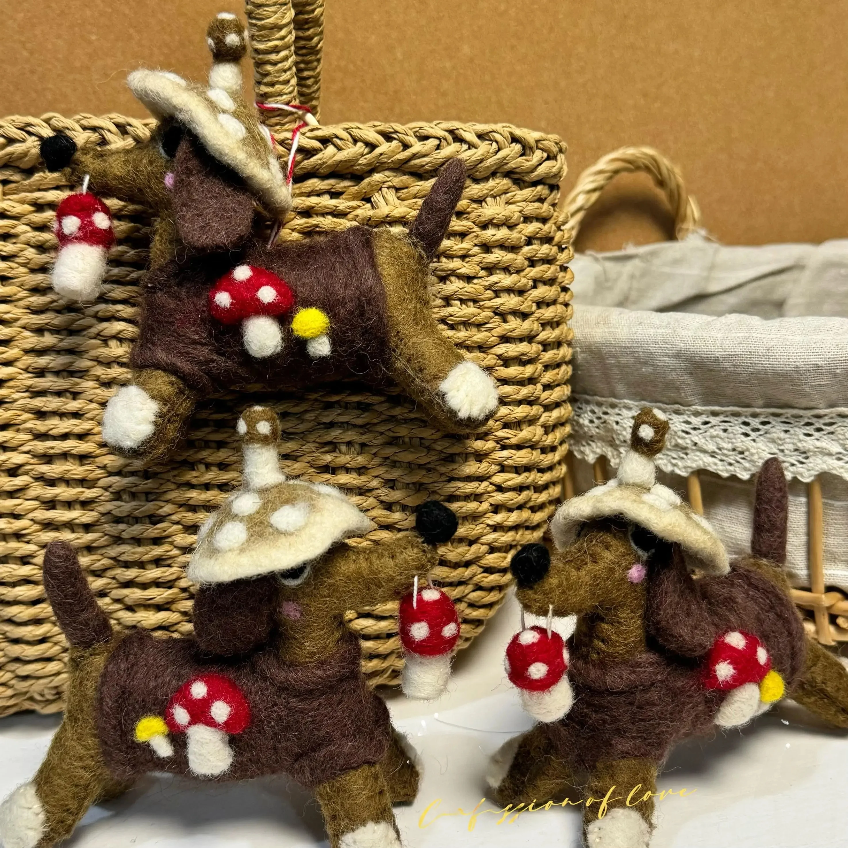 クリスマスに犬をプレゼントするおすすめアイテム：ネパール製手作りウールフェルト犬型バッグチャーム