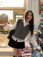 グレーのVネック編み込みニットベスト【春用・レイヤードスタイル・ウール混】