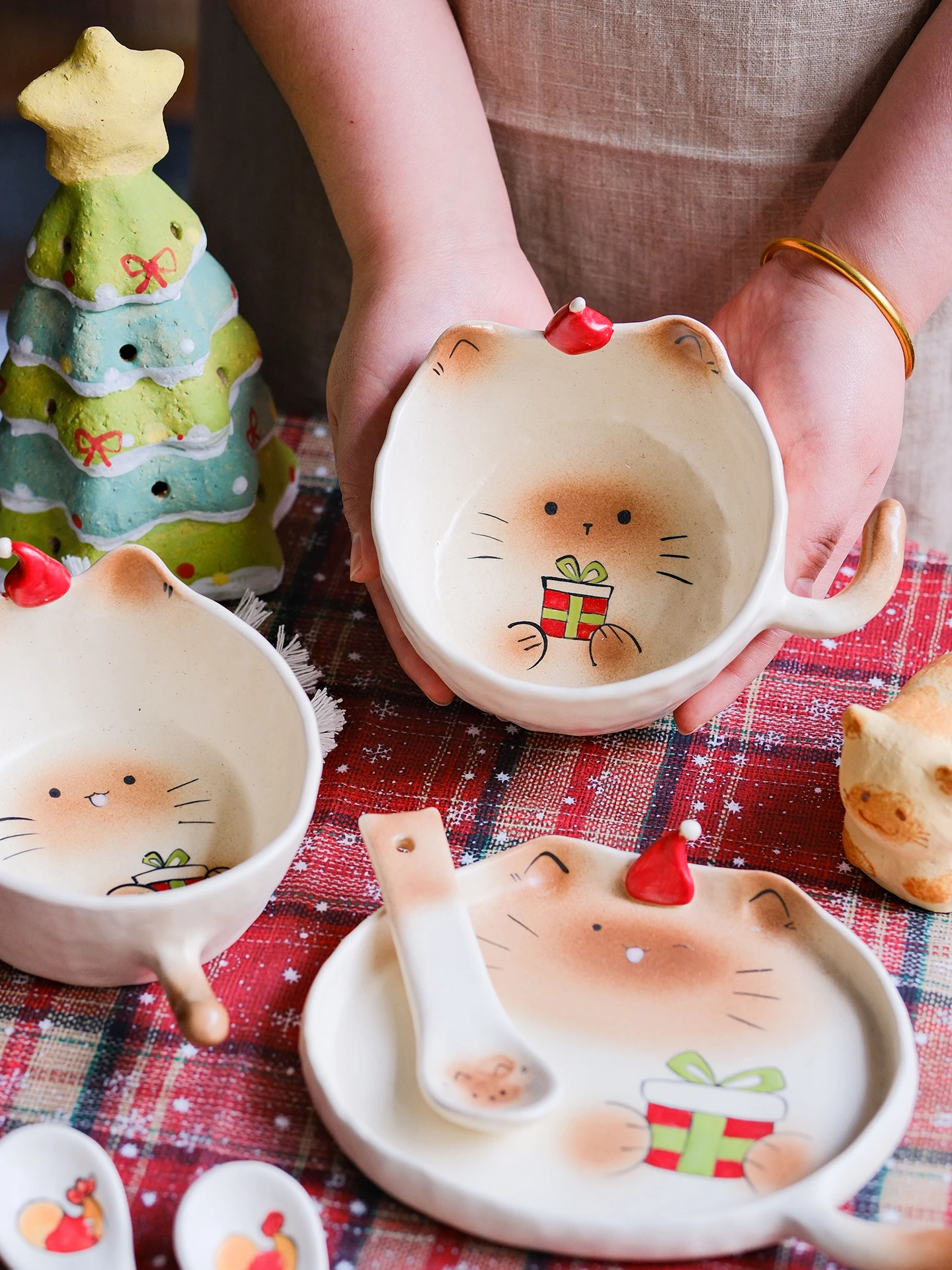 可愛いシャム猫デザインのプレート：子供向けクリスマスギフトの実用性とデザイン特性