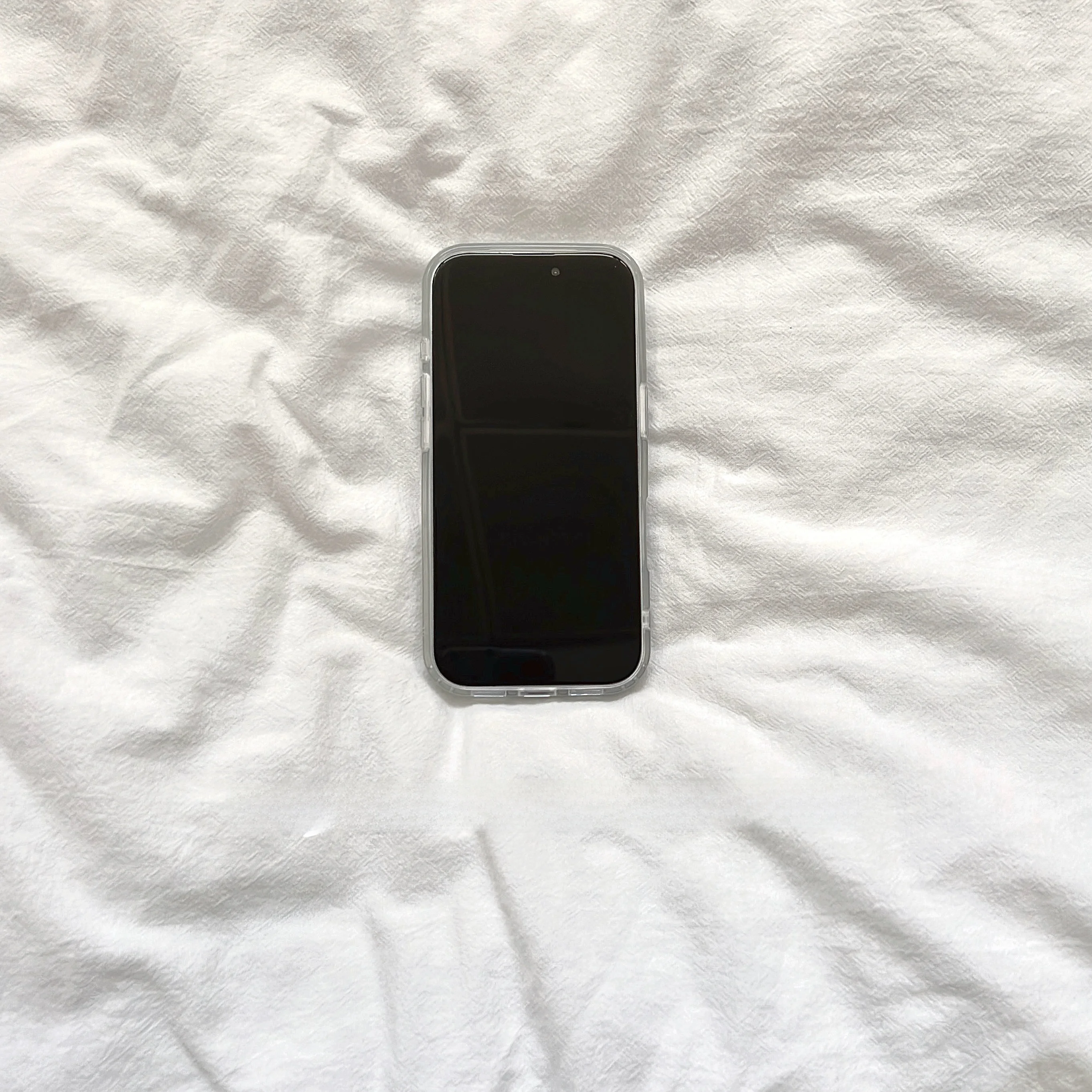 100均 iPhoneケース セリア おすすめモデル：優しいデザインの白地に墨しぶきの淡紫色ケース