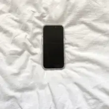 優しいデザインの白地に墨しぶきの淡紫色iPhone用ケース【iPhone対応・カートンデザイン・可愛い】