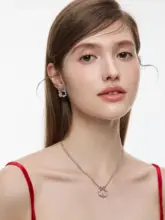 クリスマスシリーズ リースネックレス【リボン付き・ユニークデザイン・星モチーフ】