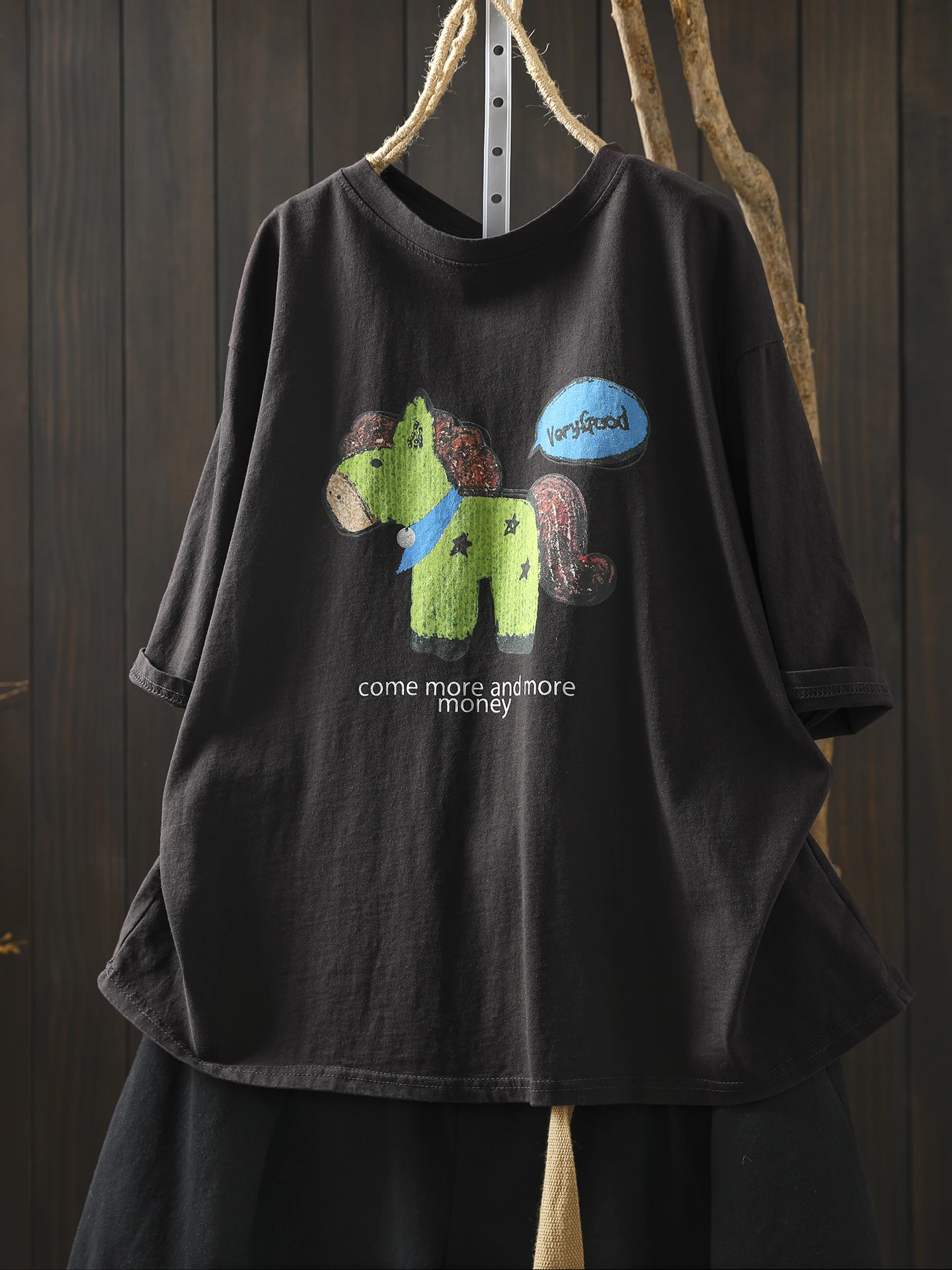 レディースグラフィックtシャツの選び方：4選でファッションと機能のバランスを取る