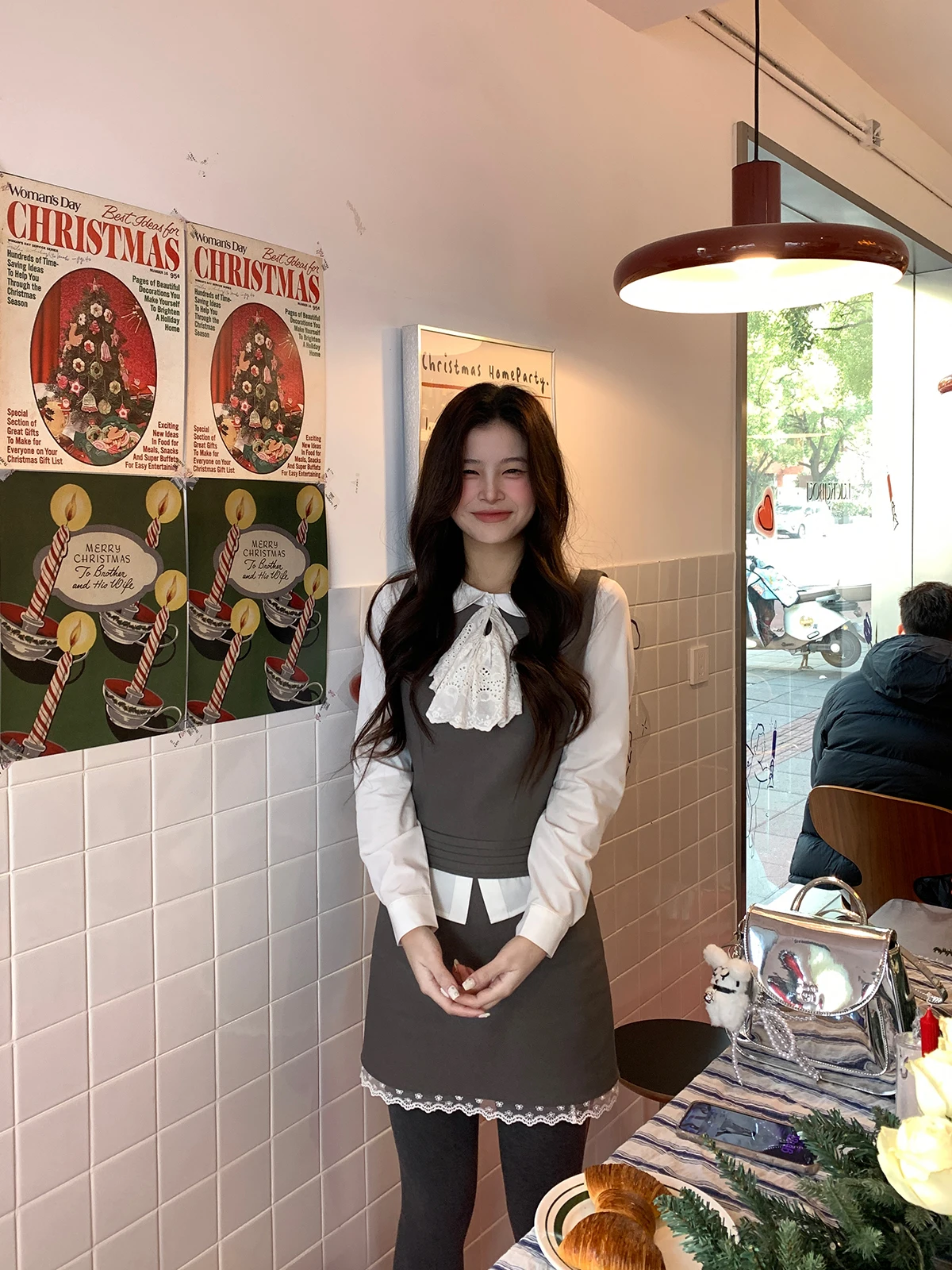 カフェ店員の私服で「高級感」と「軽さ」を両立するには？