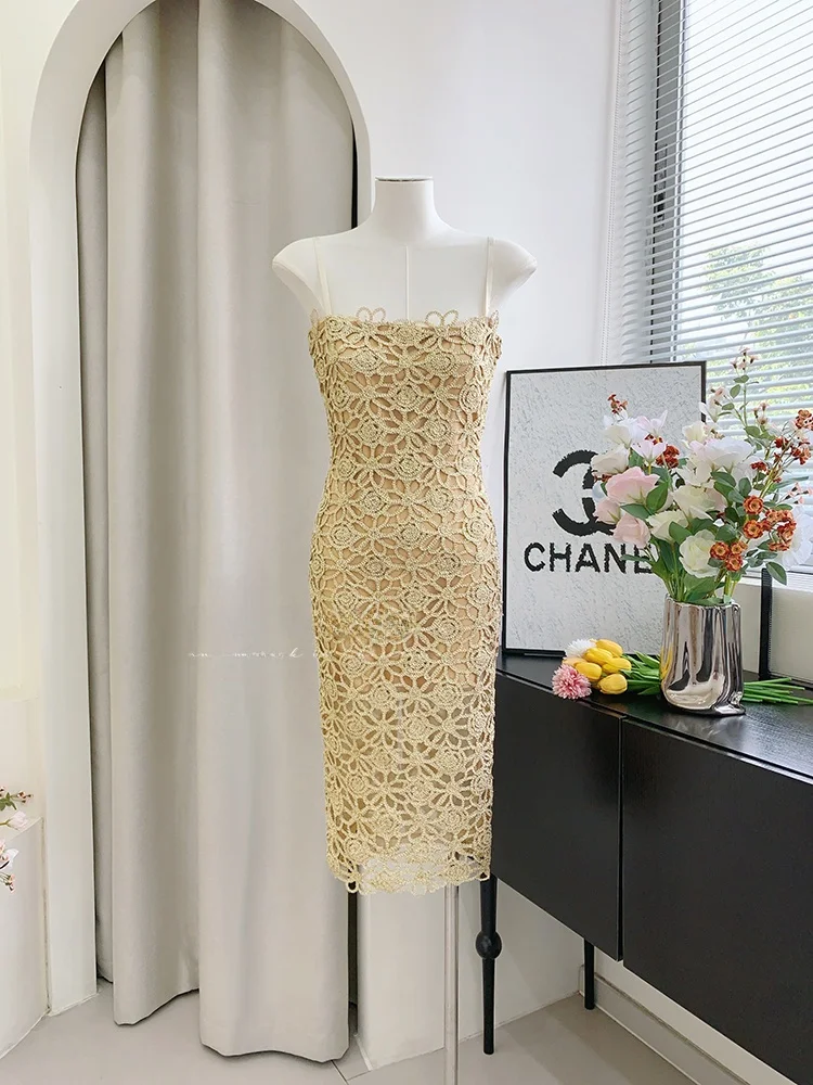 レースフラワーボディコンドレス：上品なパーティー用デザインと立体裁剪の実用性