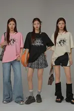 カジュアルなアニメ風ロゴプリントTシャツ【幅広シルエット・ラフなデザイン・短袖・夏用】