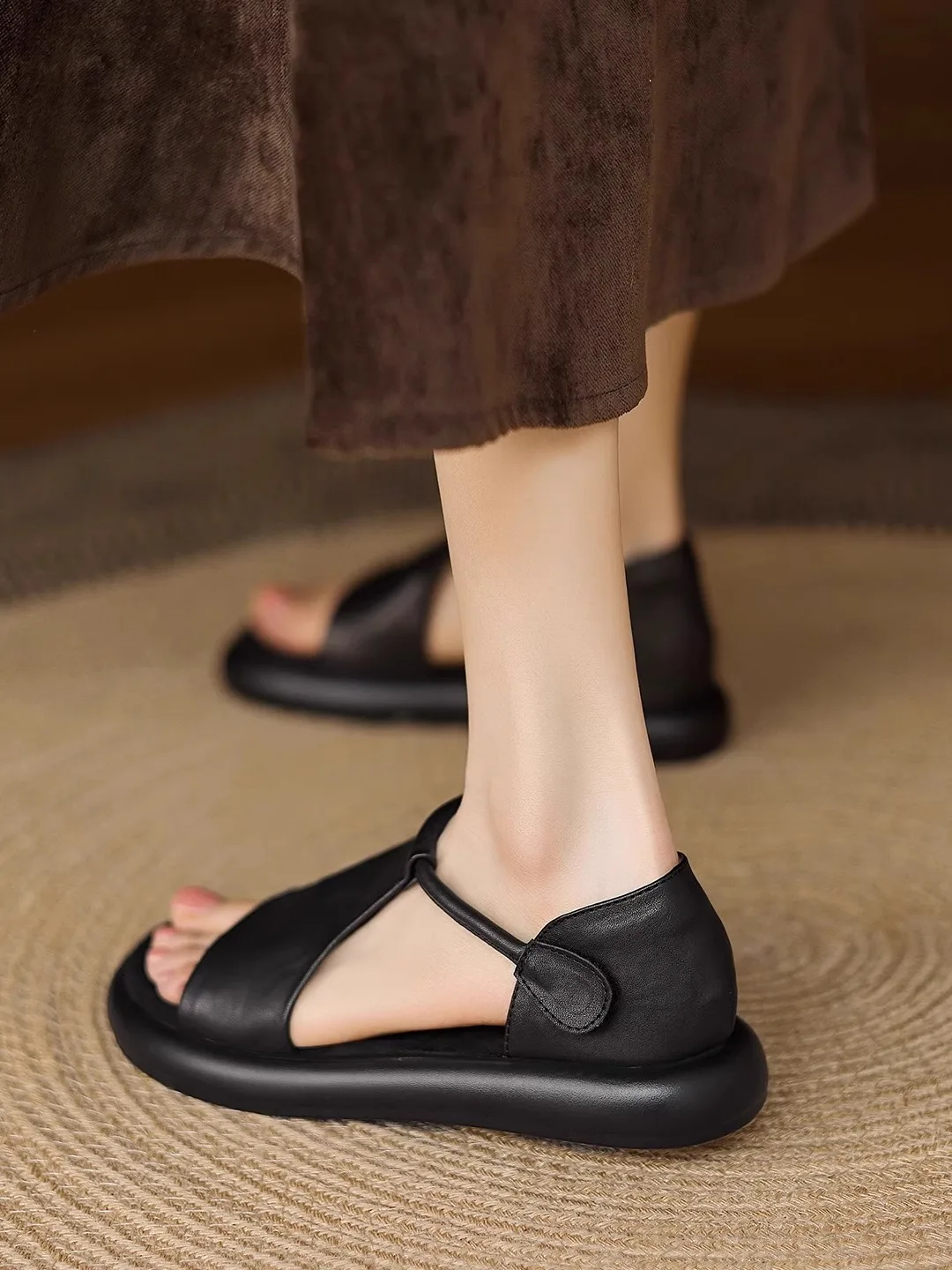 柔らかい羊革のフラットサンダル：クッション性と通気性のバランスを実現