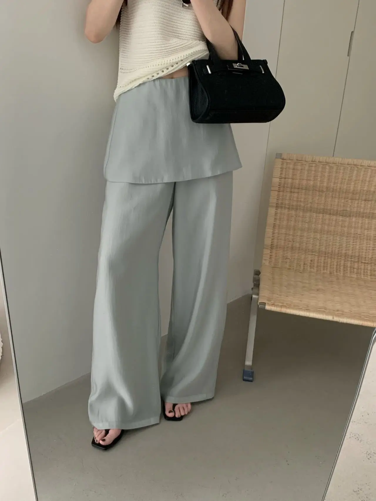 夏のベージュパンツは、どんなコーデに合わせるべき？